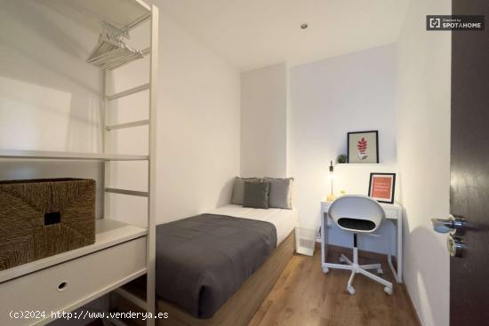 Se alquila habitación en piso de 5 habitaciones en El Raval - BARCELONA