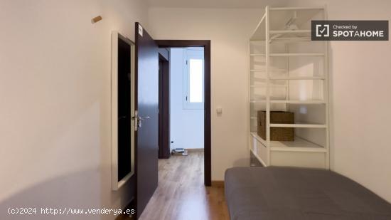 Se alquila habitación en piso de 5 habitaciones en El Raval - BARCELONA