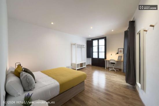  Se alquila habitación en piso de 5 habitaciones en El Raval - BARCELONA 