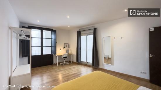 Se alquila habitación en piso de 5 habitaciones en El Raval - BARCELONA