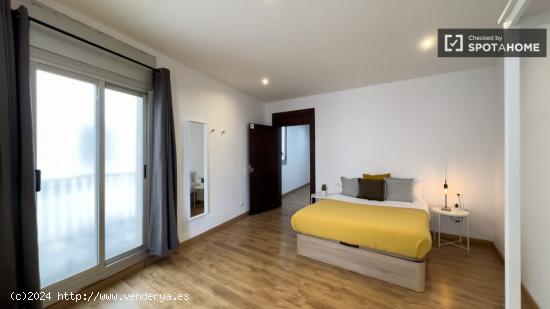 Se alquila habitación en piso de 5 habitaciones en El Raval - BARCELONA