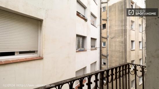 Se alquila habitación en piso de 5 habitaciones en El Raval - BARCELONA