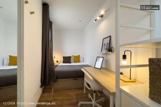 Se alquila habitación en piso de 5 habitaciones en El Raval - BARCELONA