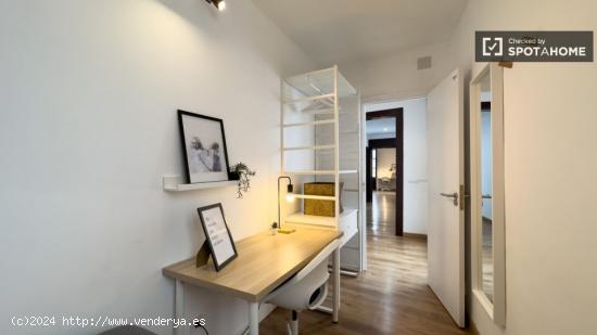 Se alquila habitación en piso de 5 habitaciones en El Raval - BARCELONA