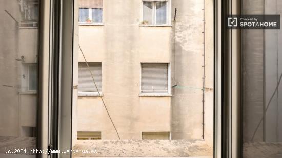 Se alquila habitación en piso de 5 habitaciones en El Raval - BARCELONA