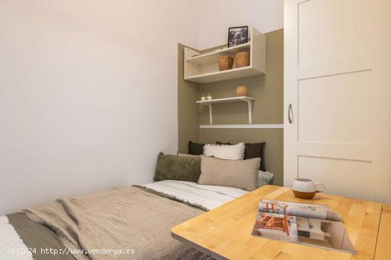  Alquiler de habitaciones en piso de 6 habitaciones en Rosas, Barcelona - BARCELONA 