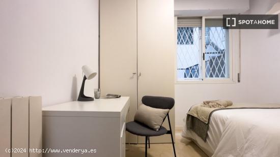 Se alquilan habitaciones en apartamento de 6 dormitorios en Barcelona - BARCELONA