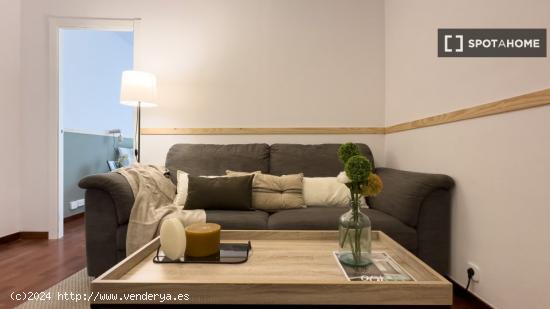 Se alquilan habitaciones en apartamento de 6 dormitorios en Barcelona - BARCELONA