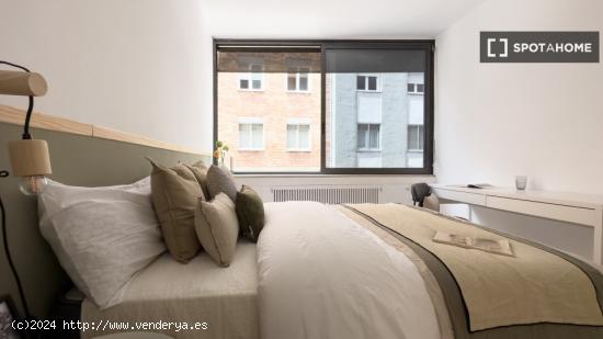 Se alquilan habitaciones en apartamento de 6 dormitorios en Barcelona - BARCELONA