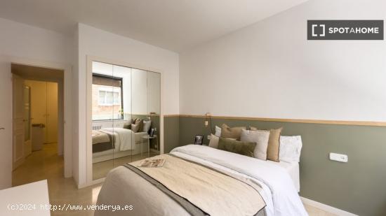 Se alquilan habitaciones en apartamento de 6 dormitorios en Barcelona - BARCELONA