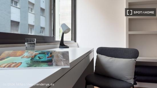 Se alquilan habitaciones en apartamento de 6 dormitorios en Barcelona - BARCELONA