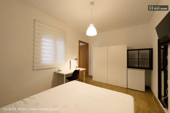 Se alquila habitación en piso de 5 habitaciones en Sarriá, Barcelona. - BARCELONA