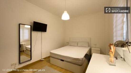 Se alquila habitación en piso de 5 habitaciones en Sarriá, Barcelona. - BARCELONA