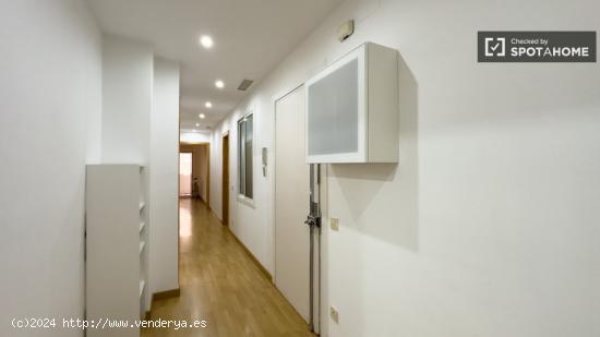 Se alquila habitación en piso de 5 habitaciones en Sarriá, Barcelona. - BARCELONA