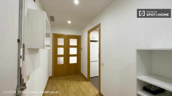 Se alquila habitación en piso de 5 habitaciones en Sarriá, Barcelona. - BARCELONA