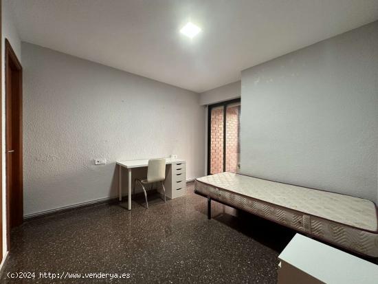 Se alquila habitación en piso de 5 habitaciones en Valencia - VALENCIA