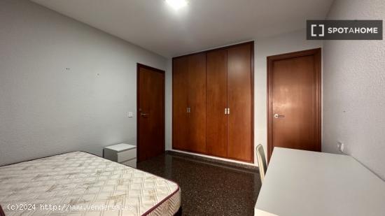 Se alquila habitación en piso de 5 habitaciones en Valencia - VALENCIA