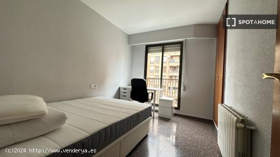 Se alquila habitación en piso de 5 habitaciones en Valencia - VALENCIA