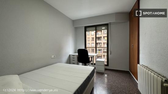 Habitaciones en piso de 5 dormitorios en Valencia - VALENCIA