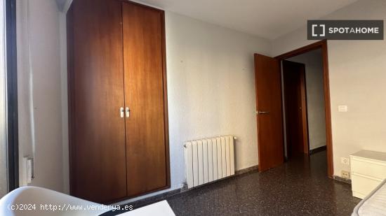 Habitaciones en piso de 5 dormitorios en Valencia - VALENCIA