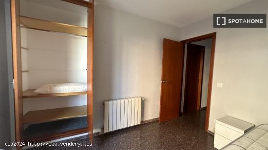 Habitaciones en piso de 5 dormitorios en Valencia - VALENCIA