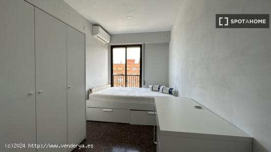 Habitaciones en piso de 5 dormitorios en Valencia - VALENCIA