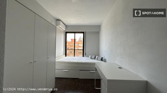 Habitaciones en piso de 5 dormitorios en Valencia - VALENCIA