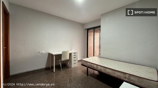 Habitaciones en piso de 5 dormitorios en Valencia - VALENCIA