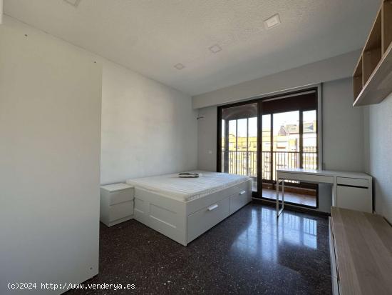 Habitaciones en piso de 5 dormitorios en Valencia - VALENCIA