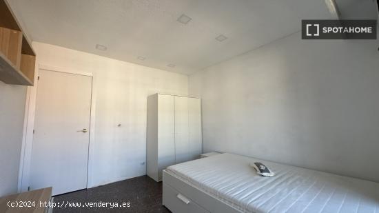 Habitaciones en piso de 5 dormitorios en Valencia - VALENCIA