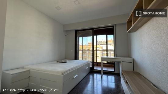 Habitaciones en piso de 5 dormitorios en Valencia - VALENCIA