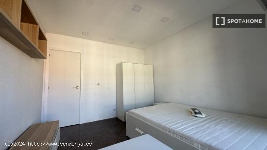 Habitaciones en piso de 5 dormitorios en Valencia - VALENCIA