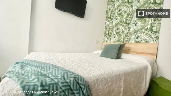 &quot Habitación con cama doble, TV 32', WIFi, y terraza integrada, en piso con aire acondicion