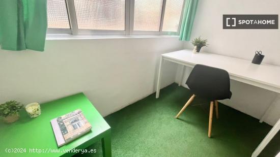 &quot Habitación con cama doble, TV 32', WIFi, y terraza integrada, en piso con aire acondicion