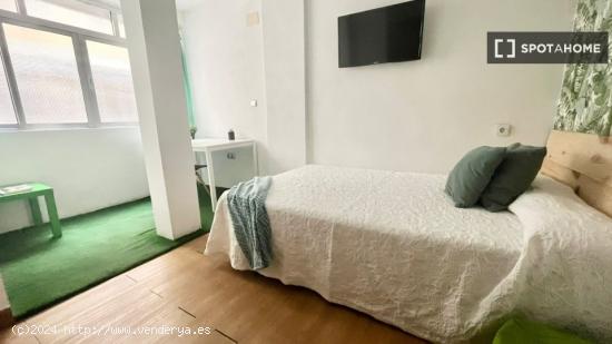 &quot Habitación con cama doble, TV 32', WIFi, y terraza integrada, en piso con aire acondicion