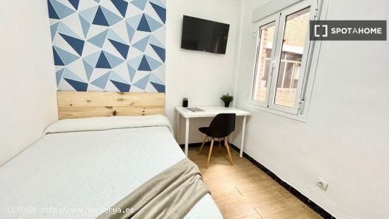 &quot Habitación luminosa con cama doble, TV 32' y WIFi, en piso con aire acondicionado ideal p