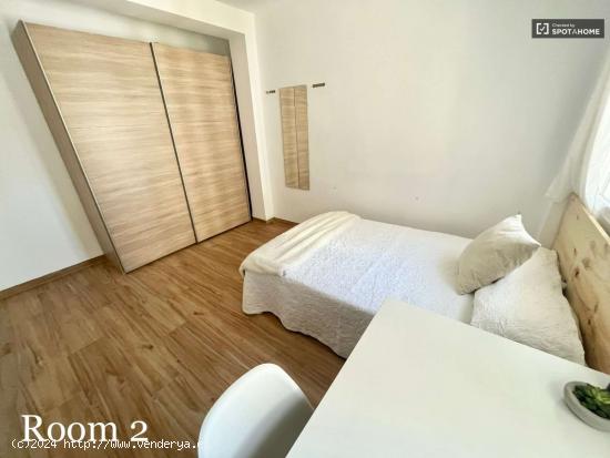 &quot Habitación gigante y luminosa con cama doble, armario XXL, TV 32' y WIFi, ideal para estu