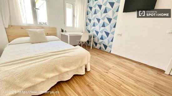 &quot Habitación gigante y luminosa con cama doble, armario XXL, TV 32' y WIFi, ideal para estu