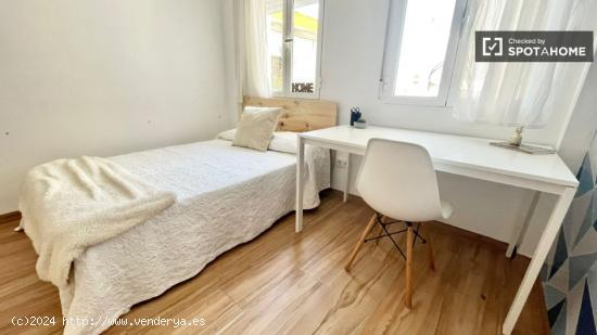 &quot Habitación gigante y luminosa con cama doble, armario XXL, TV 32' y WIFi, ideal para estu