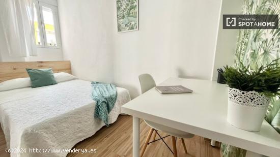 &quot Habitación luminosa con cama doble, TV 32' y WIFi, ideal para estudiantes&quot  - SEV