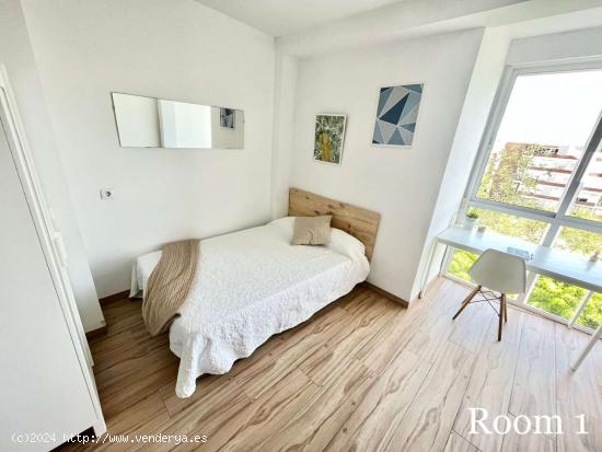  &quot Luminosa habitación con cama doble, TV 32', WIFi, aire acondicionado y terraza integrada, 