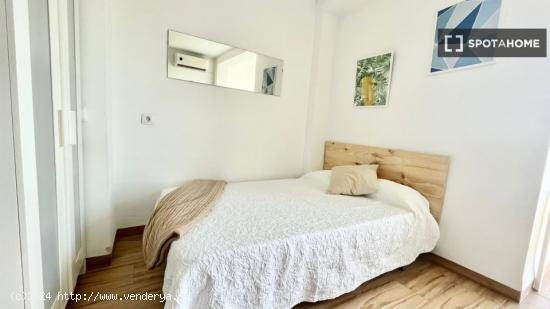 &quot Luminosa habitación con cama doble, TV 32', WIFi, aire acondicionado y terraza integrada,