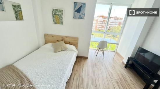 &quot Luminosa habitación con cama doble, TV 32', WIFi, aire acondicionado y terraza integrada,