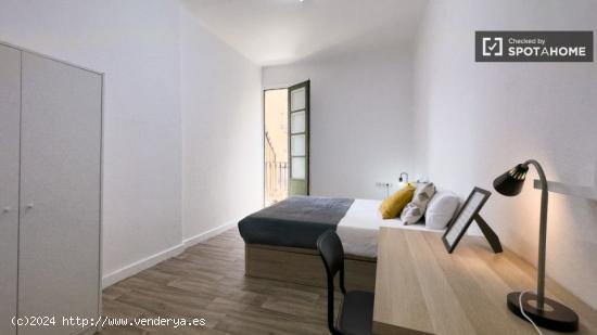 Se alquila habitación en piso de 5 habitaciones en El Raval - BARCELONA