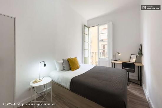 Se alquila habitación en piso de 5 habitaciones en El Raval - BARCELONA