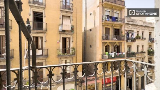 Se alquila habitación en piso de 5 habitaciones en El Raval - BARCELONA