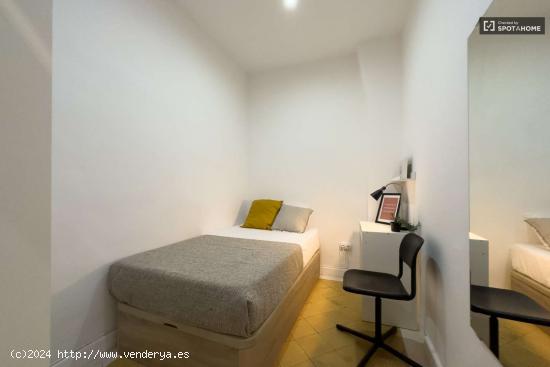  Se alquila habitación en piso de 5 habitaciones en El Raval - BARCELONA 