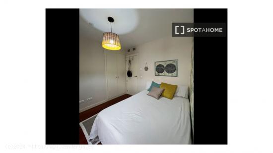 Se alquila habitación en piso de 2 dormitorios en Madrid. - MADRID