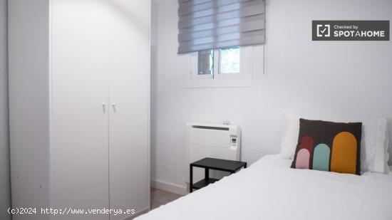 Se alquila habitación en piso de 3 dormitorios en Latina - MADRID