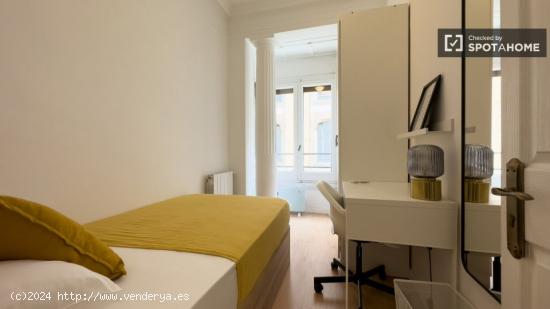 Se alquila habitación en piso de 7 habitaciones en Barcelona - BARCELONA